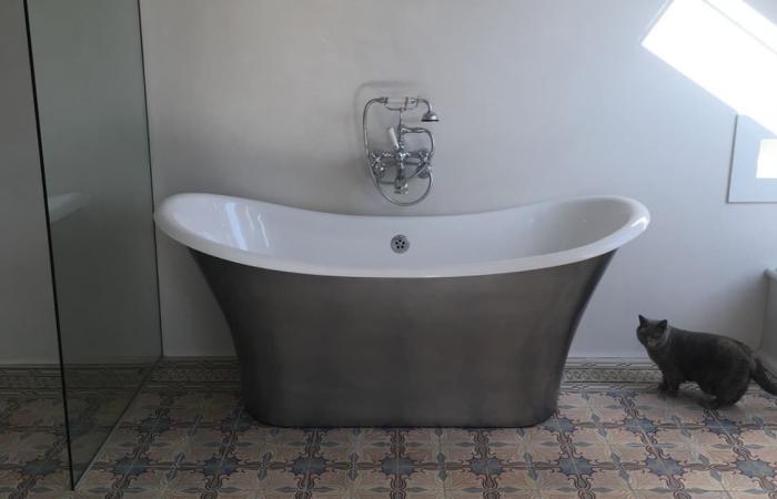 A glorious art nouveau ceramic in this Hove, Sussex bathroom