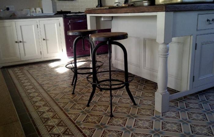 A double border antique ceramic in a Georgian pile