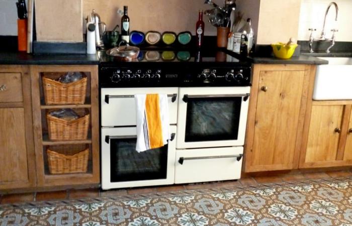 Country charm in this Irish Cottage Kitchen