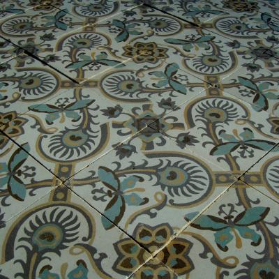 A small 3m2 art nouveau French ceramic floor with double borders 