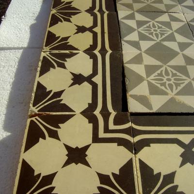 8m2+ antique Perrusson kitchen floor with borders