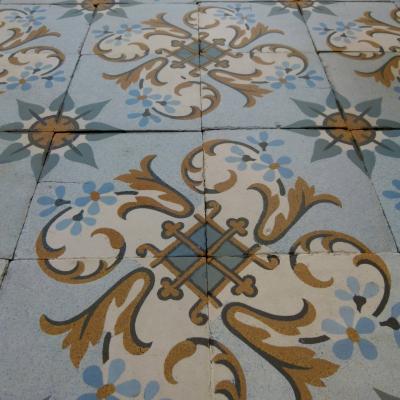 10m2 - Period French ceramic in a cool palette with double borders